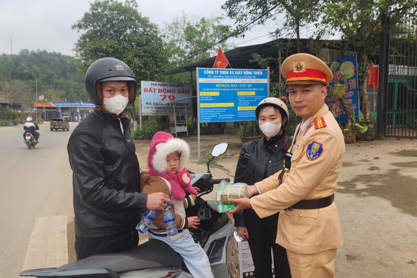 Ấm áp nghĩa tình CSGT trên Quốc lộ 6: Tiếp sức người lao động về quê đón Tết Ấm áp nghĩa tình CSGT trên Quốc lộ 6: Tiếp sức người lao động về quê đón Tết