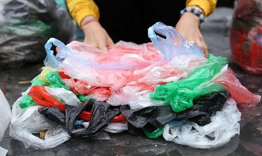 Túi nilon thân thiện môi trường: Nhiều lợi ích sao vẫn bị thờ ơ?