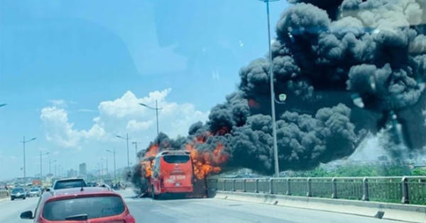 [Clip]: Xe khách bốc cháy ngùn ngụt trên quốc lộ 1A, 20 hành khách thoát chết