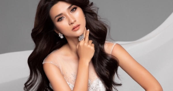 Kim Tuyến diện váy khoét sâu khoe đường cong gợi cảm