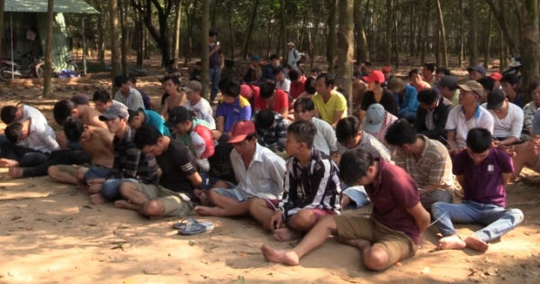 Bình Dương: Bắt quả tang 75 đối tượng đang sát phạt trên chiếu bạc