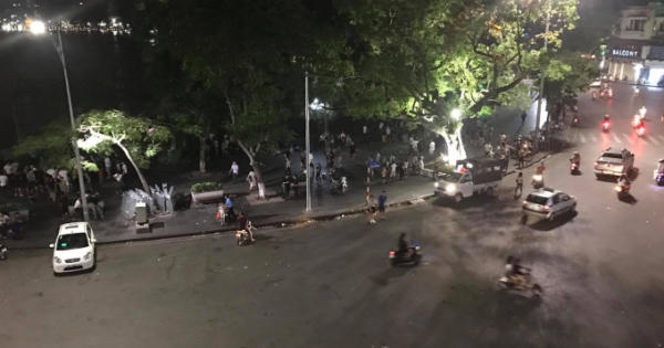 Hà Nội: Hỗn chiến các chủ hàng rong trên phố đi bộ