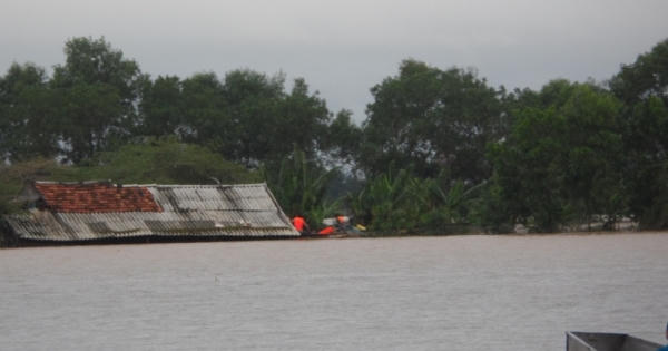 Tình người trong lũ dữ