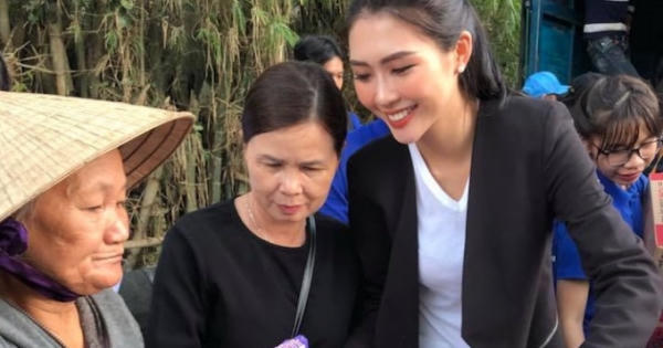 Hoa hậu Tường Linh giản dị về Phú Yên cứu trợ bà con bị bão lũ