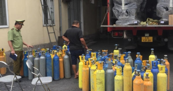 “Khám” xe tải phát hiện 110 bình khí cười