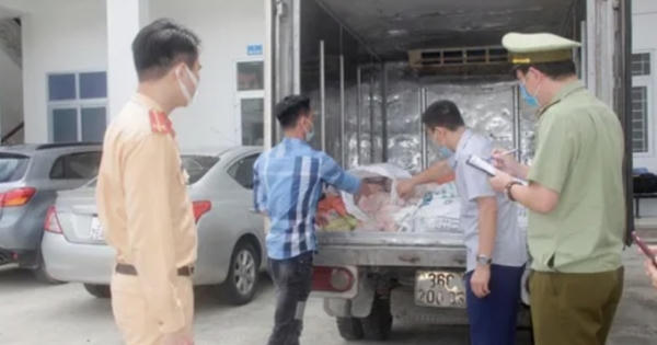 Kiểm tra xe vi phạm, phát hiện 300 kg bì lợn đã chuyển màu, bốc bùi lạ