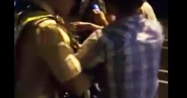 Người bị cáo buộc “thúc cùi chỏ” làm CSGT té ngửa nói gì?