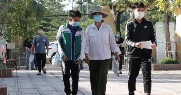 Tiêm vắc xin Covid-19 cho học sinh tại Phúc Thọ: An toàn, đúng quy định!