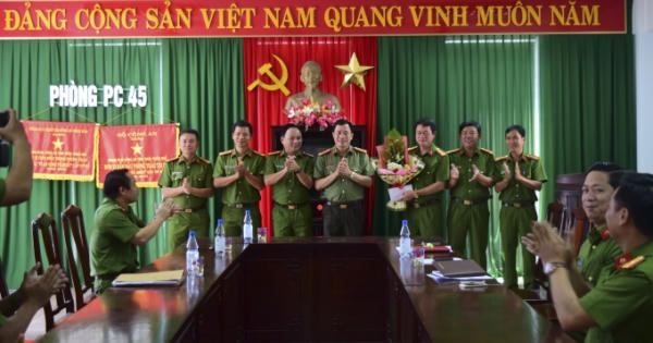 Khen thưởng nóng Ban chuyên án bắt đối tượng cướp giật hàng loạt tiệm vàng