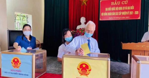 [Chùm ảnh]: Không khí áo hức của cử tri cả nước trong ngày bầu cử