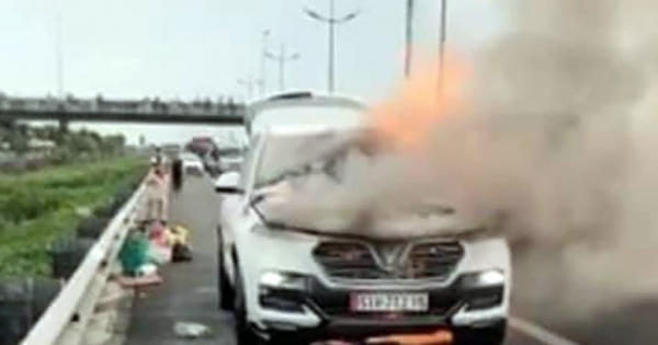 Clip: Tài xế ngậm ngùi nhìn xế hộp của mình bốc cháy nghi ngút trên cao tốc
