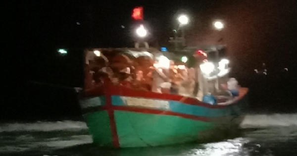 Tàu cá cùng 9 ngư dân bị mắc cạn ở Lý Sơn có nguy cơ bị sóng đánh chìm