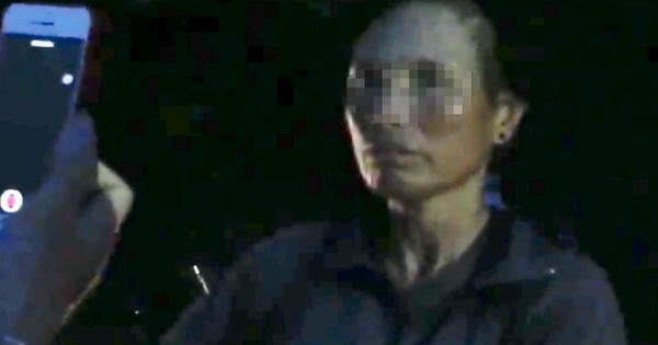 Nhiều người vây bắt một phụ nữ nghi bắt cóc trẻ em