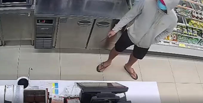 Bắt giữ thanh niên cầm dao khống chế nhân viên cửa hàng tiện lợi cướp tài sản