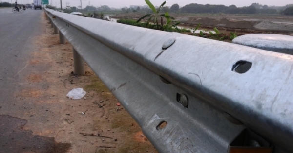 Đinh ốc "bốc hơi" trên cao tốc Hà Nội-Bắc Giang: Do người dân tiện tay xoáy, vặn?