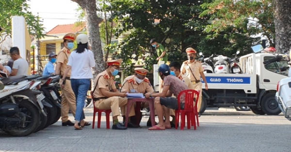 CSGT “mạnh tay”, người dân đổ xô đi mua bảo hiểm xe máy