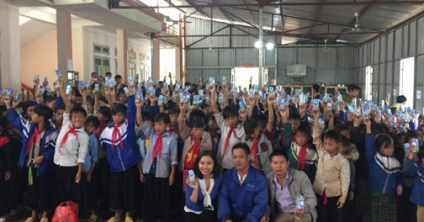 FrieslandCampina Việt Nam đến với người dân vùng lũ, lụt