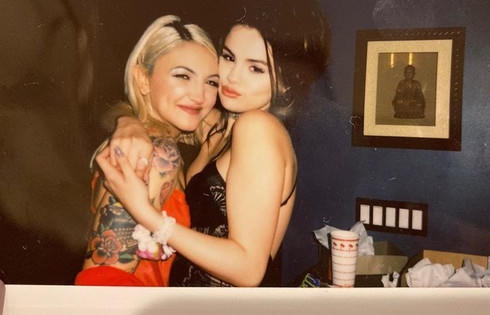 Selena Gomez đang hẹn hò đồng giới với nữ ca sĩ Julia Michaels?