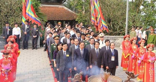 Sau 2 ngày khai hội: Đền Hùng đón hơn một triệu người hành hương