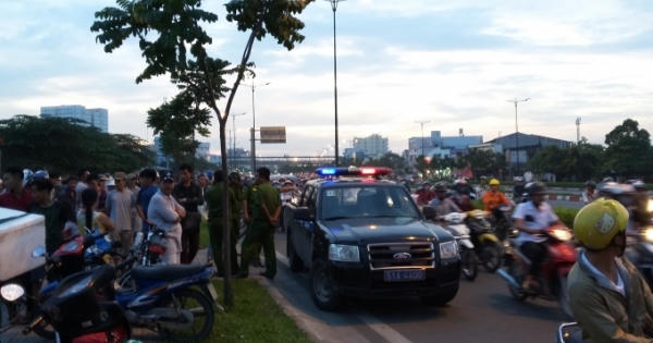 (Clip) Vi phạm giao thông, người phụ nữ còn văng tục chửi công an