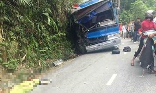 Xe chở hơn 30 học sinh đâm vào vách núi, 6 người thương vong