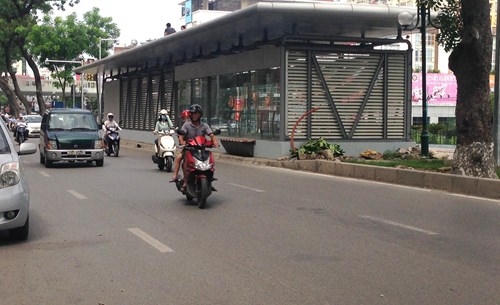 Đi vào làn xe buýt nhanh, ô tô có thể bị phạt lên tới 800.000 đồng