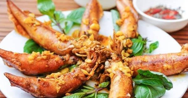 Ngon không tưởng với mực om nước dừa hạt sen