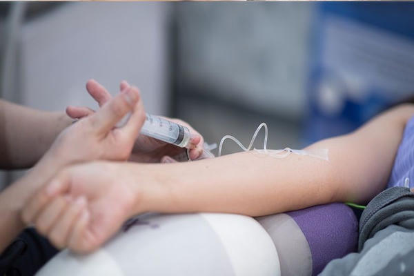 TP HCM: Người phụ nữ 34 tuổi tử vong sau khi "truyền trắng da" tại nhà