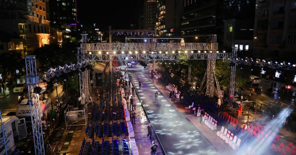 Khán giả đội mưa xem trình diễn thời trang ở phố đi bộ Nguyễn Huệ