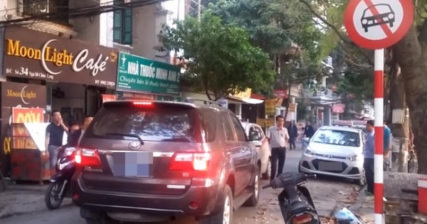 Xe taxi chặn đầu, ép lùi xe biển xanh đi vào đường ngược chiều Xe taxi chặn đầu, ép lùi xe biển xanh đi vào đường ngược chiều