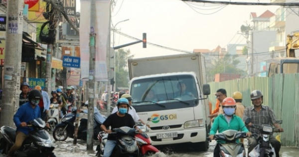TP HCM: Dân gồng mình vượt 'bẫy tử thần' trên con đường ‘đau khổ’