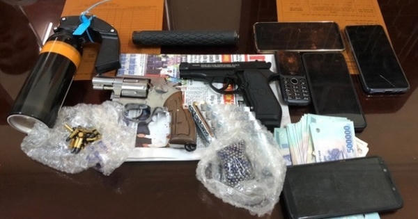 Rủ anh trai và bạn “ship” 2 khẩu súng quân dụng thì bị công an bắt giữ