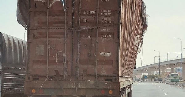 'Hung thần' chở phế liệu nghênh ngang trên xa lộ