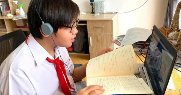 Học sinh ăn tạm, ngủ thiếu, phờ phạc vì học thêm… online