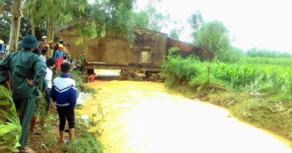 Đã tìm thấy thi thể người dì bị lũ cuốn trôi khi chở cháu đi học