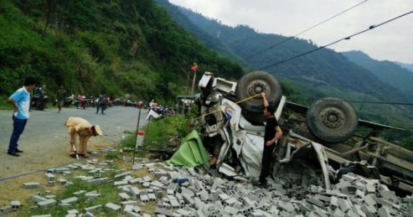 Thanh Hoá: Kinh hoàng xe tải trượt dốc núi làm 10 người thương vong