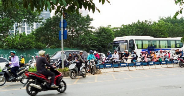 Hà Nội: CSGT lập chốt ngăn dắt bộ xe máy trên vỉa hè, người dân phá rào đối phó