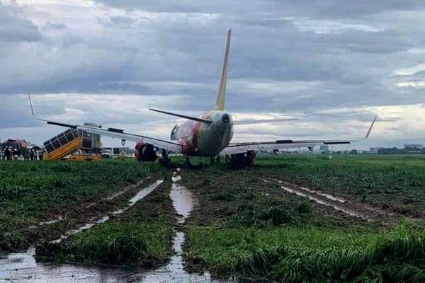 Vì sao máy bay VietJet hạ cánh trệch khỏi đường băng lao ra bãi cỏ?