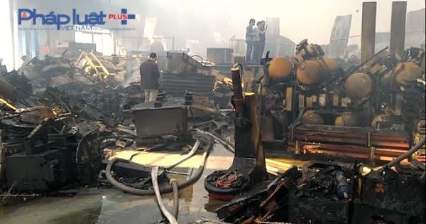 Cảnh hoang tàn sau vụ cháy trong KCN Ngọc Hồi