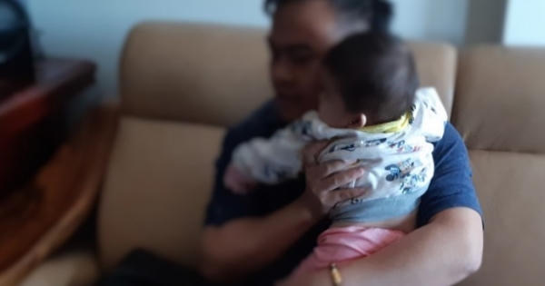 Bố mẹ không dám xem lại hình ảnh con gái mới 13 tháng tuổi bị bảo mẫu xách ngược lên rồi lắc mạnh
