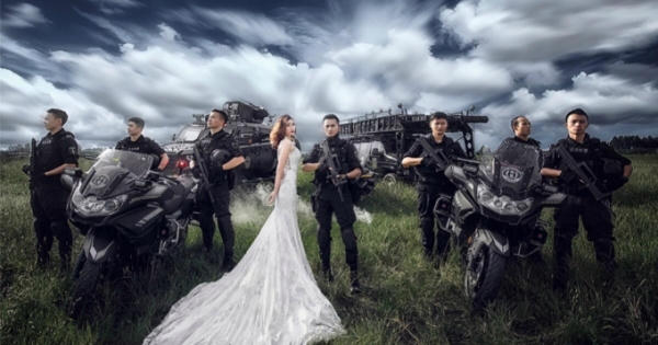 Xôn xao bộ ảnh cưới có 1-0-2 của chàng cảnh sát đặc nhiệm và vị hôn thê trong khu huấn luyện