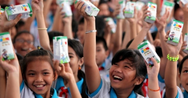 Quỹ sữa Vươn cao Việt Nam tiếp tục trao 4 triệu ly sữa cho trẻ em có hoàn cảnh khó khăn Quỹ sữa Vươn cao Việt Nam tiếp tục trao 4 triệu ly sữa cho trẻ em có hoàn cảnh khó khăn