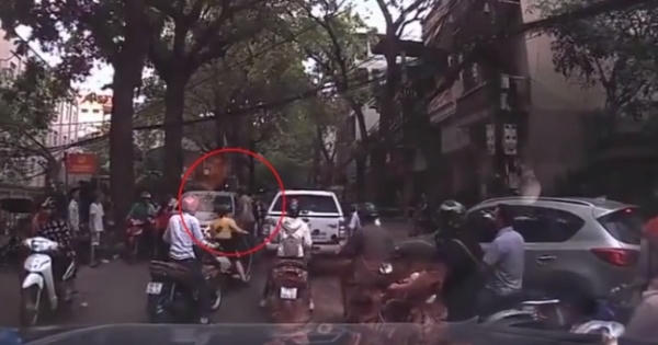 [Clip]: Ô tô bị đấm vỡ kính vì đi vào đường cấm