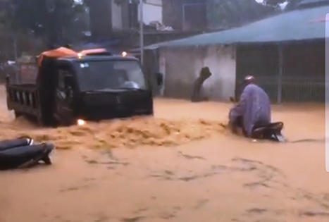 Cao Bằng: Mưa lớn gây ngập úng, nhiều ô tô “lội” bì bõm trong nước