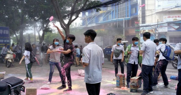 Bột màu 'phủ kín' cổng trường sau lễ tri ân trưởng thành