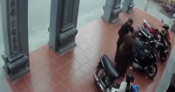 Clip: Thanh niên liều lĩnh lấy trộm xe máy của sư thầy ngay trước cửa chùa