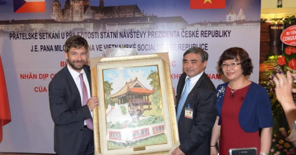 Bộ trưởng Bộ Tư pháp Cộng Hòa Séc giao lưu với các cựu sinh viên Việt Nam du học tại Séc