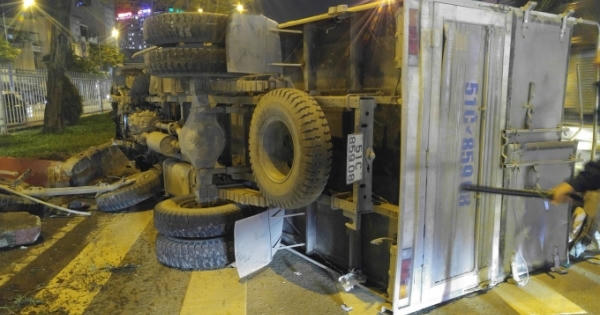 Xe tải văng bánh lật nhào như trong phim Xe tải văng bánh lật nhào như trong phim