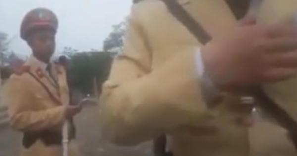 Lạm dụng thói "hễ bị thổi phạt là quay clip", thanh niên cãi "cùn" với CSGT