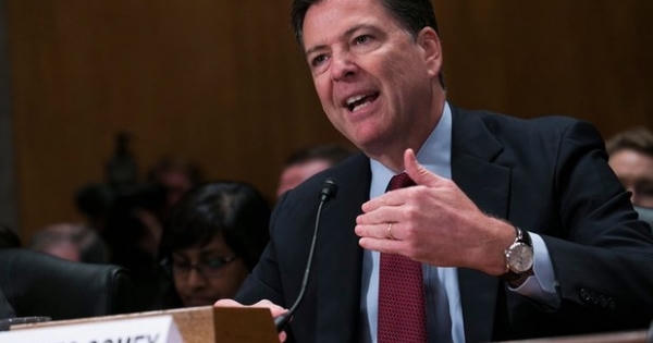 Tiết lộ lý do FBI "giáng đòn mạnh" vào bà Clinton trước giờ G